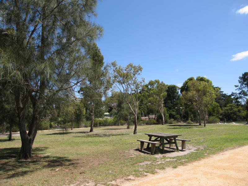 Tooradin - Sawtells Inlet north of South Gippsland Highway: Park on west side of footbridge