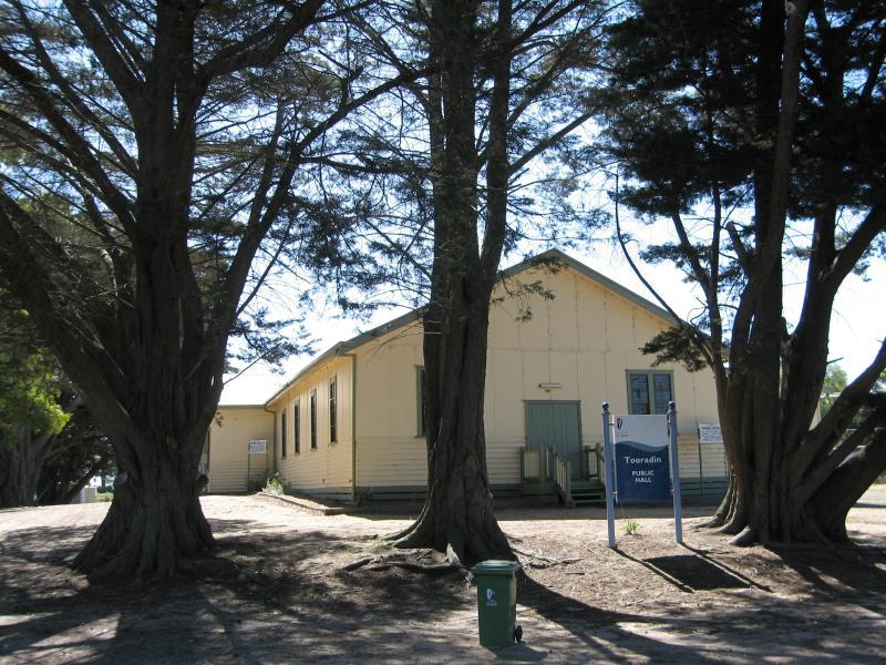 Tooradin - Sawtells Inlet along Tooradin Station Road: Tooradin Public Hall, corner Tooradin Station Rd and Evans St
