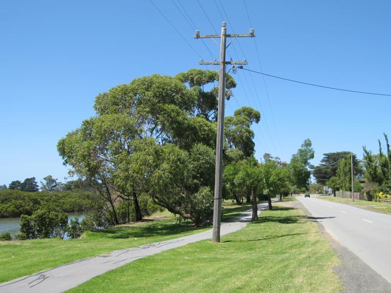 Tooradin - Sawtells Inlet along Tooradin Station Road: View south along Tooradin Station Rd towards Evans St