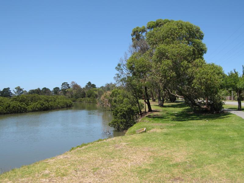 Tooradin - Sawtells Inlet along Tooradin Station Road: View south along Sawtells Inlet, south of Bayview Rd