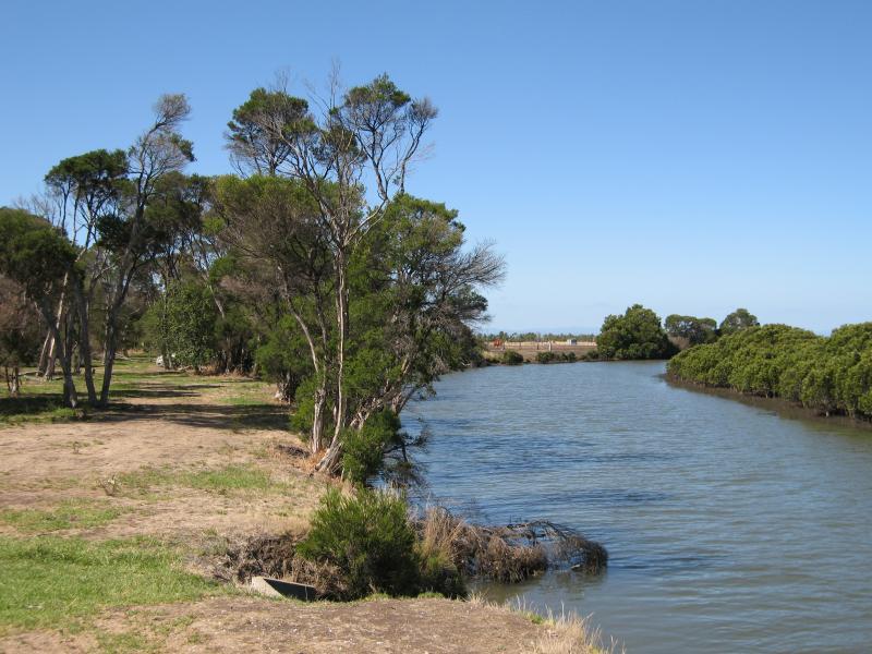 Tooradin - Sawtells Inlet along Tooradin Station Road: View north along Sawtells Inlet, south of Bayview Rd