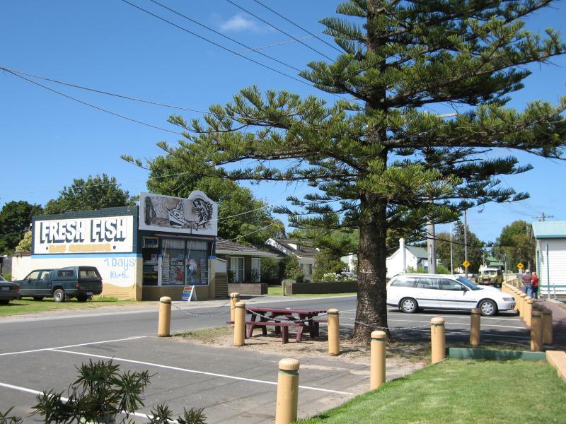 Tooradin - Sawtells Inlet and jetty, Foreshore Road: Fish market on Foreshore Rd opposite jetty