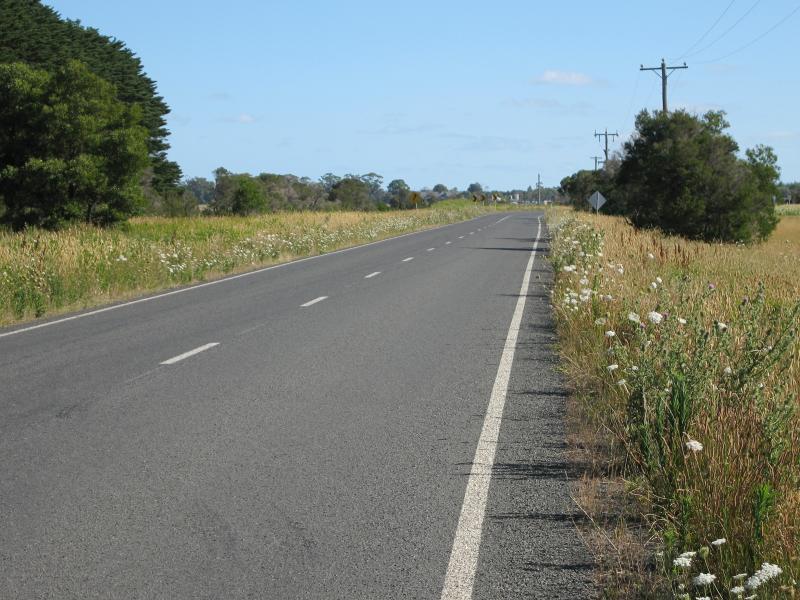 Tooradin - Dalmore Road: View south along Dalmore Rd at Hardys Rd