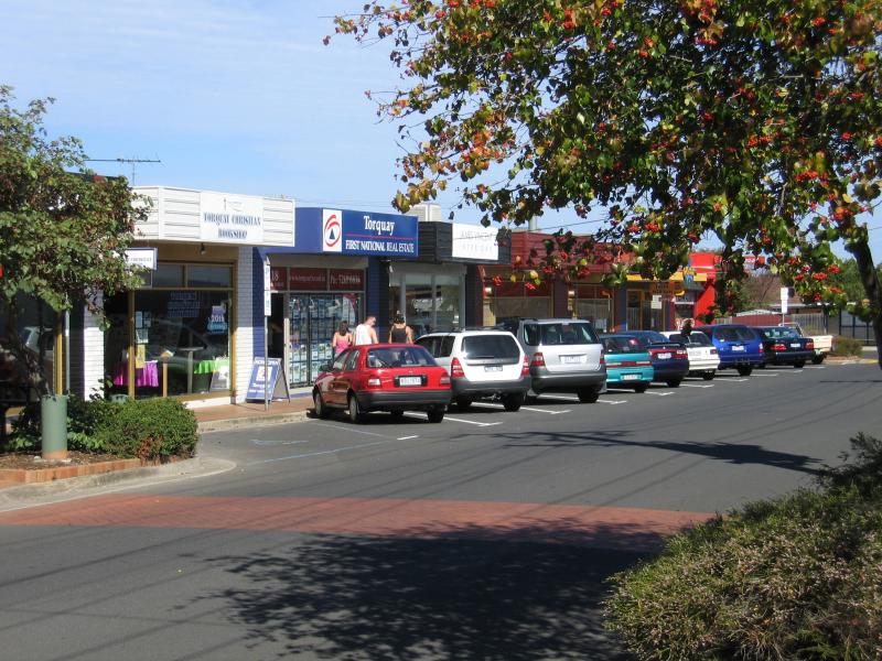 Torquay - Shops and commercial centre around Gilbert Street: View south along Pearl St at Gilbert St