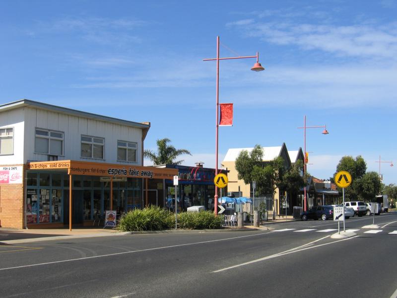 Torquay - Shops and commercial centre around Bell Street: View east along Bell St between Munday St and Rudd Av