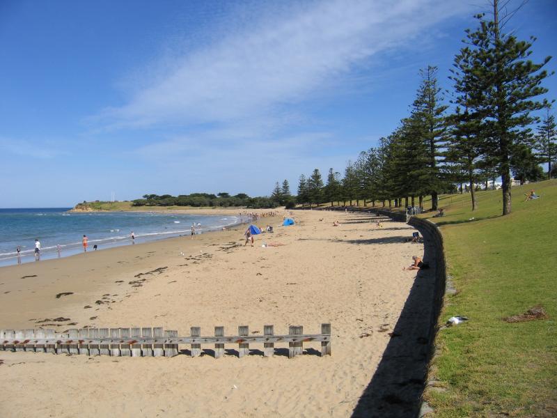 Torquay - Front Beach: View south along beach