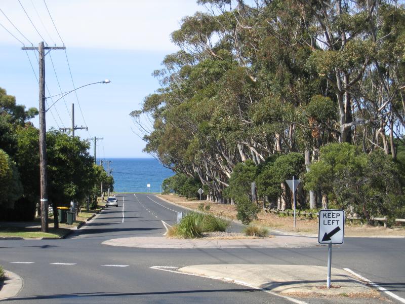 Torquay - Fishermans Beach: View east along Beach St at Fischer St and Taylors Park with Fishermans Beach in background