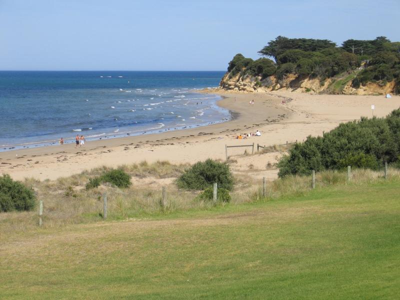 Torquay - Fishermans Beach: View south along Fishermans beach near Beach Rd towards Yellow Bluff