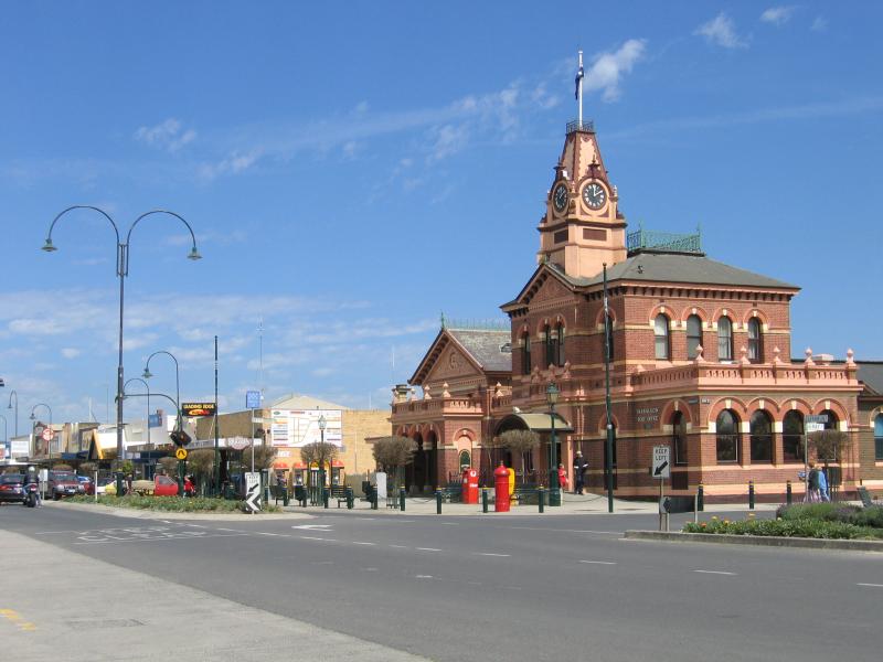 Traralgon - Commercial centre and shops: Post Office and shops, view south along Franklin St at Kay St