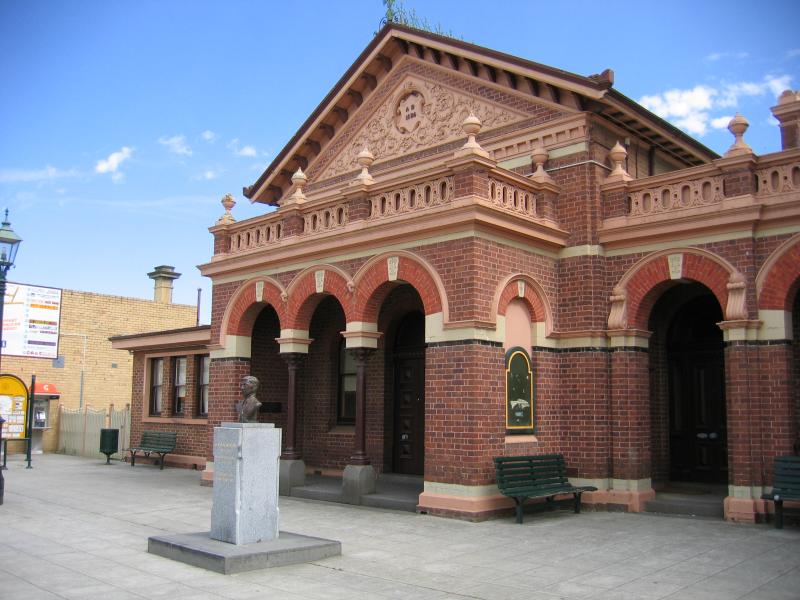 Traralgon - Commercial centre and shops: Post Office, Franklin St