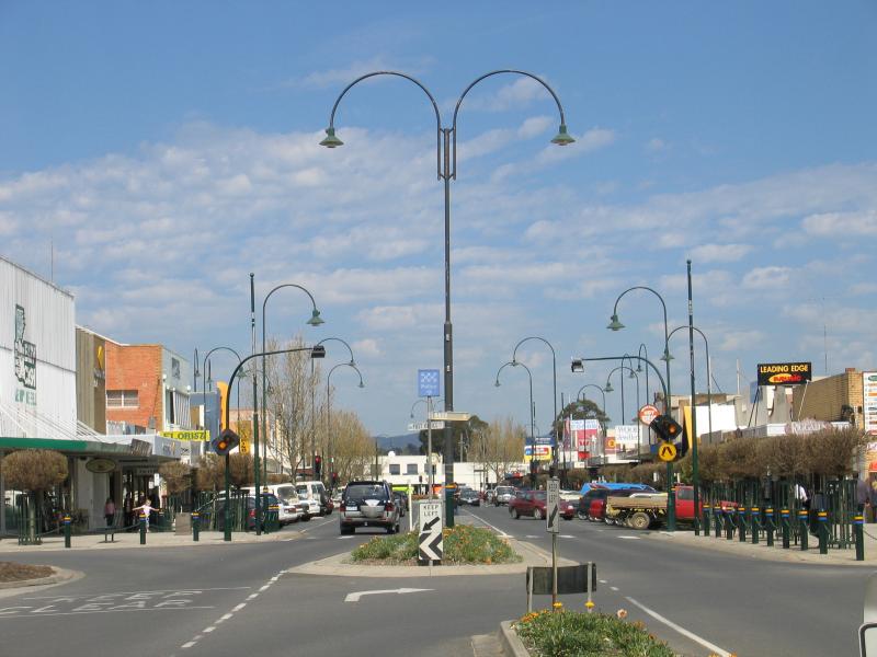 Traralgon - Commercial centre and shops: View south along Franklin St at Post Office Pl
