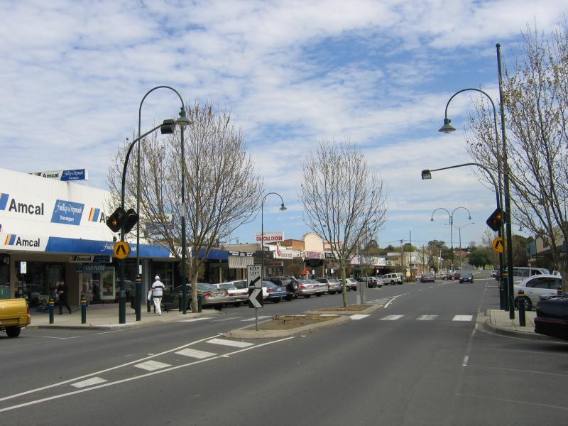 Traralgon - Commercial centre and shops: View west along Seymour St between Franklin St and Church St