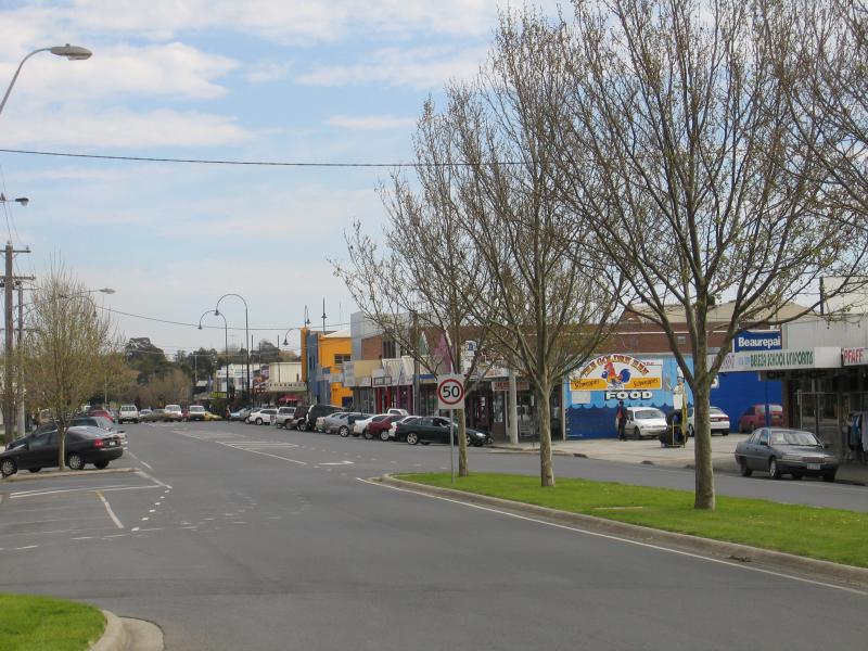 Traralgon - Commercial centre and shops: View west along Seymour St between Mill St and Franklin St