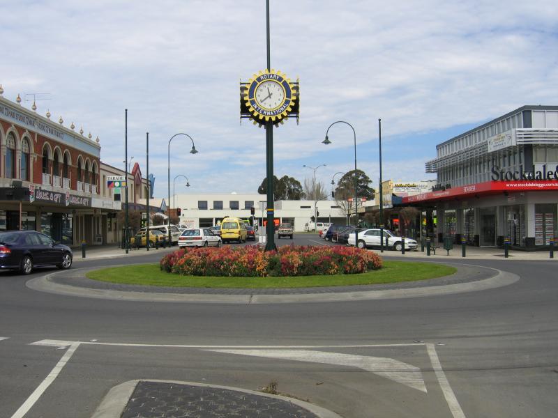Traralgon - Commercial centre and shops - View south along Franklin St at Hotham St