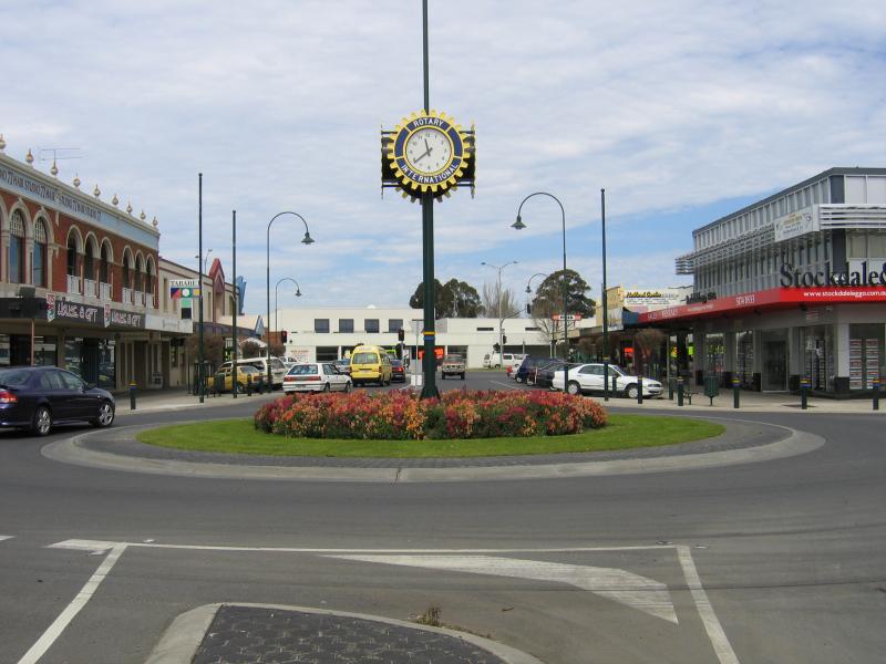Traralgon - Commercial centre and shops: View south along Franklin St at Hotham St