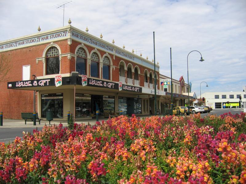 Traralgon - Commercial centre and shops: View south along Franklin St at Hotham St