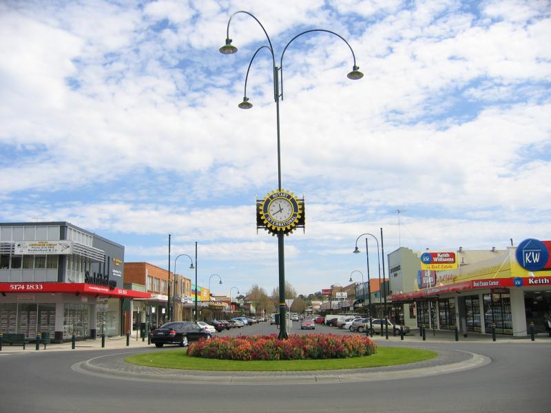 Traralgon - Commercial centre and shops: View west along Hotham St at Franklin St