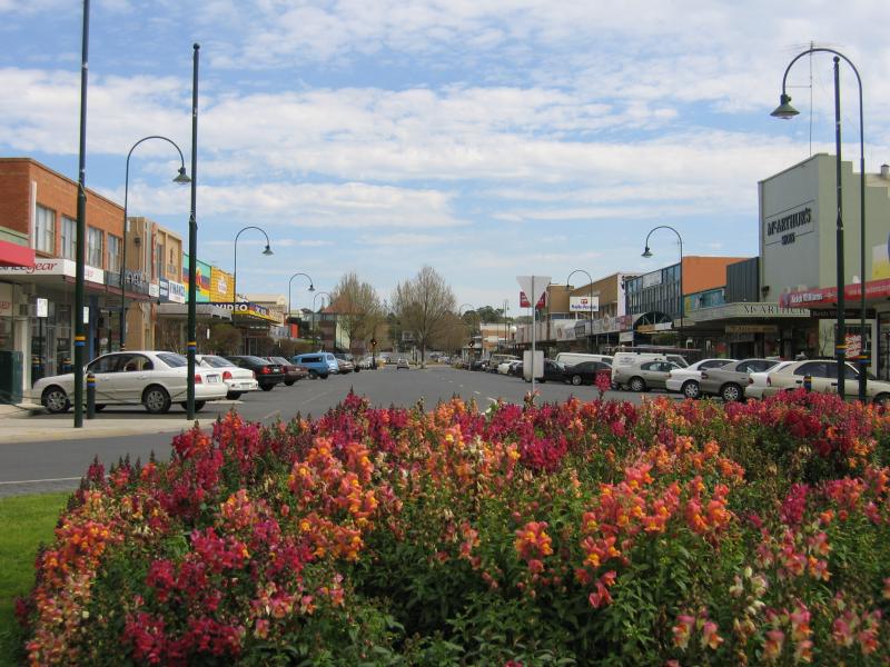 Traralgon - Commercial centre and shops - View west along Hotham St at Franklin St
