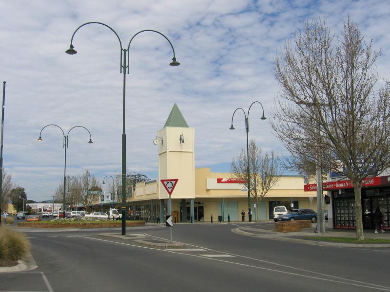 Traralgon - Commercial centre and shops: View south along Church St towards Hotham St