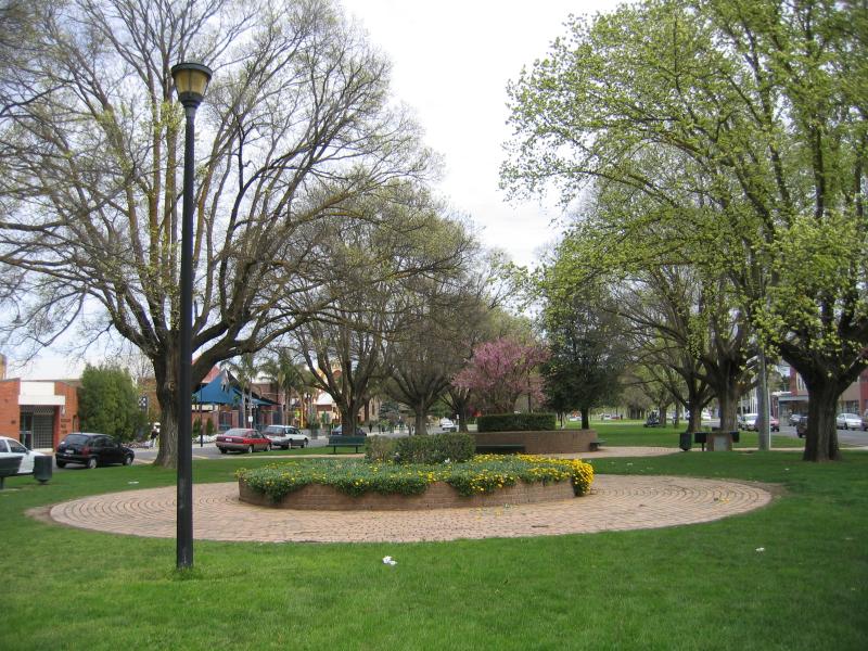 Traralgon - Kay Street area - View west along gardens in centre of Kay St between Franklin St and Church St