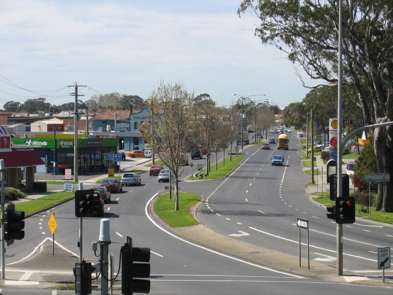 Traralgon - Around town - View east along Princes Hwy at Breed St