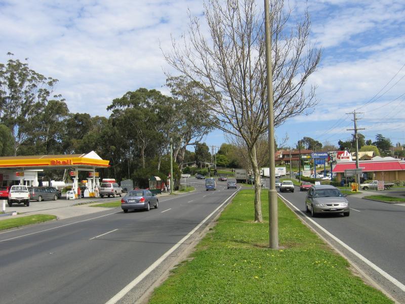 Traralgon - Around town - View west along Princes Hwy between Church St and Deakin St
