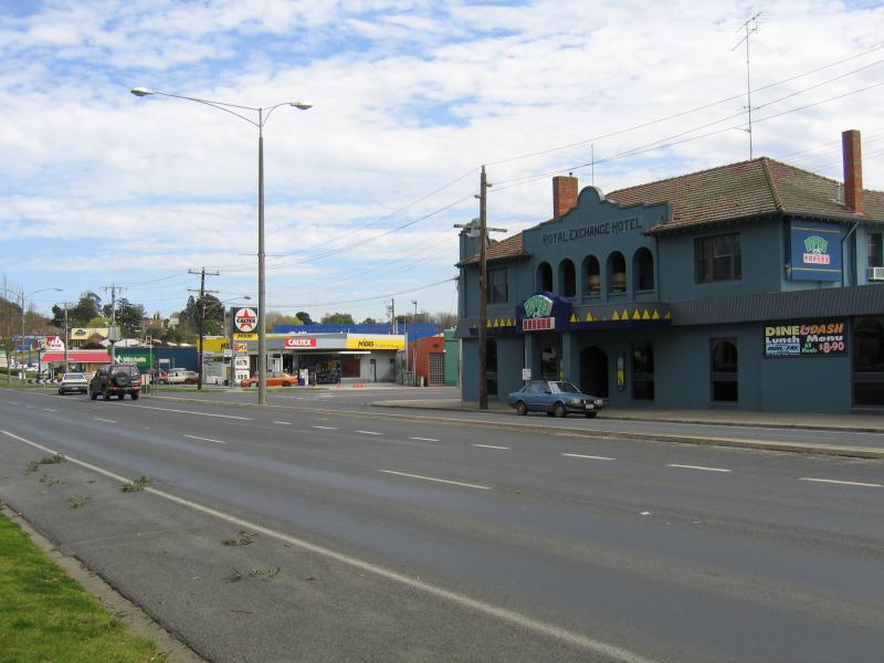 Traralgon - Around town - View west along Princes Hwy towards Church St