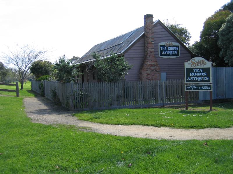 Traralgon - Around town: The old Star Hotel, Peterkin St at Princes Hwy