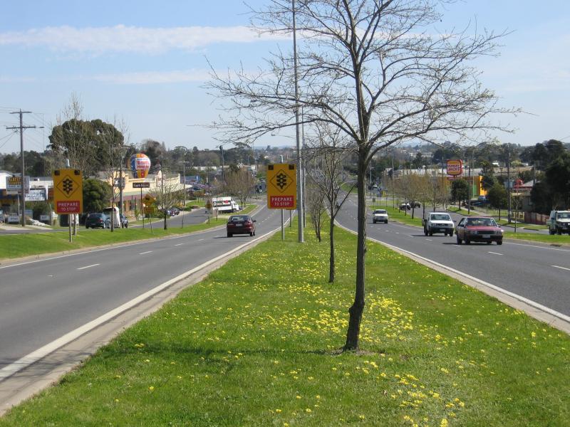 Traralgon - Around town: View west along Princes Hwy between Wren St and Riggall Rd