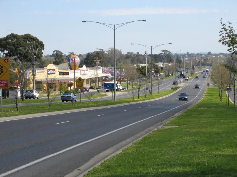 Traralgon - Around town: View west along Princes Hwy between Wren St and Riggall Rd