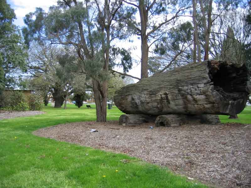 Traralgon - Victory Park and Newman Park - Log monument