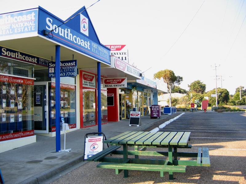 Venus Bay - Shops, Jupiter Boulevard near Centre Road: View east in front of shops along Jupiter Bvd towards Centre Rd