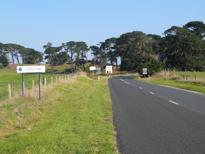 Venus Bay - Evergreen Road, western approach to Venus Bay: View Bay town sign, view south-west along Evergreen Rd