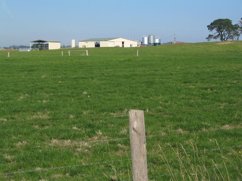 Venus Bay - Evergreen Road, western approach to Venus Bay: South-easterly view across fields