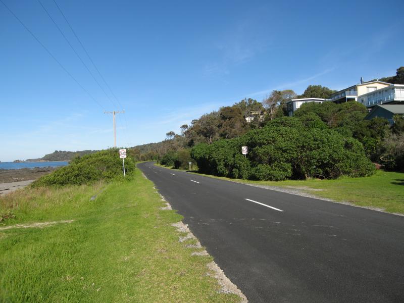 Walkerville - Beach and scenery along coastal section of Bayside Drive: View south along Bayside Dr at Waratah St