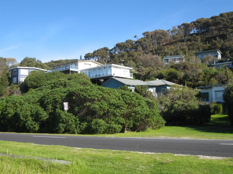 Walkerville - Beach and scenery along coastal section of Bayside Drive: Holiday houses fronting Bayside Dr at Waratah St