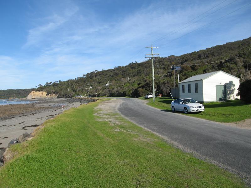 Walkerville - Beach and scenery along coastal section of Bayside Drive: View south along Bayside Dr towards end of road