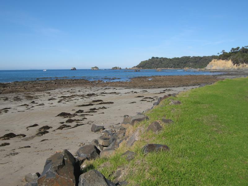 Walkerville - Beach and scenery along coastal section of Bayside Drive: View south along coast, Bayside Dr near end of road