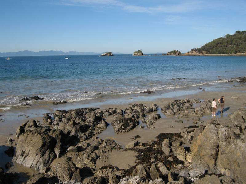 Walkerville - Limeburners Walk along cliffs between Walkerville North and Walkerville South: View towards Arch Rock and Bird Rock