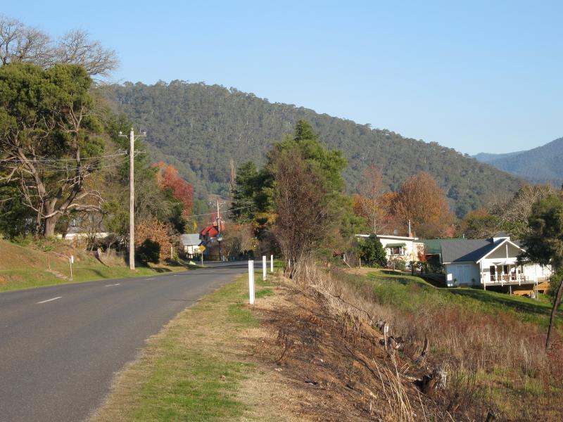 Wandiligong - Shops and commercial centre, Morses Creek Road: View south along Morses Creek Rd approaching town centre