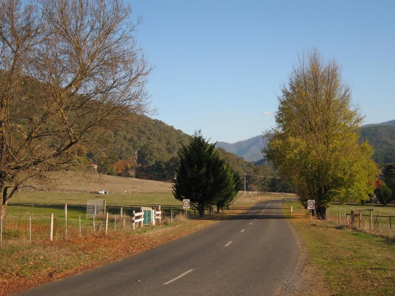 Wandiligong - Southern outskirts of Wandiligong: View south along Morses Creek Rd, south of Growlers Creek Rd