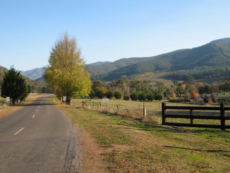 Wandiligong - Southern outskirts of Wandiligong: View south along Morses Creek Rd, south of Growlers Creek Rd