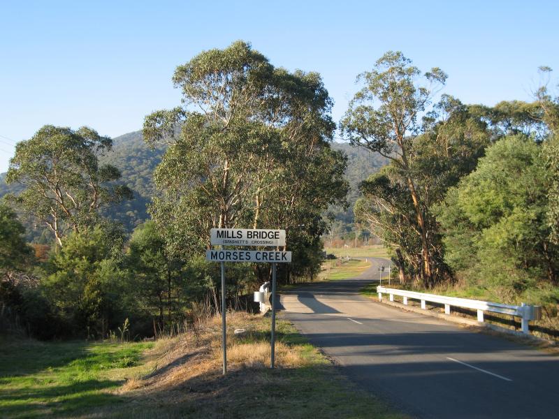 Wandiligong - Southern outskirts of Wandiligong: View east along Morses Creek Rd towards Mills Bridge over Morses Creek