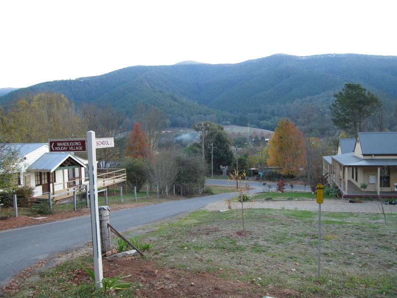 Wandiligong - School Road: View west along School La at School Rd