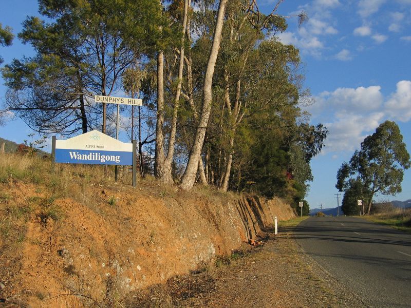 Wandiligong - Northern outskirts of Wandiligong: Town sign at Dunphys Hill, view south along Morses Creek Rd
