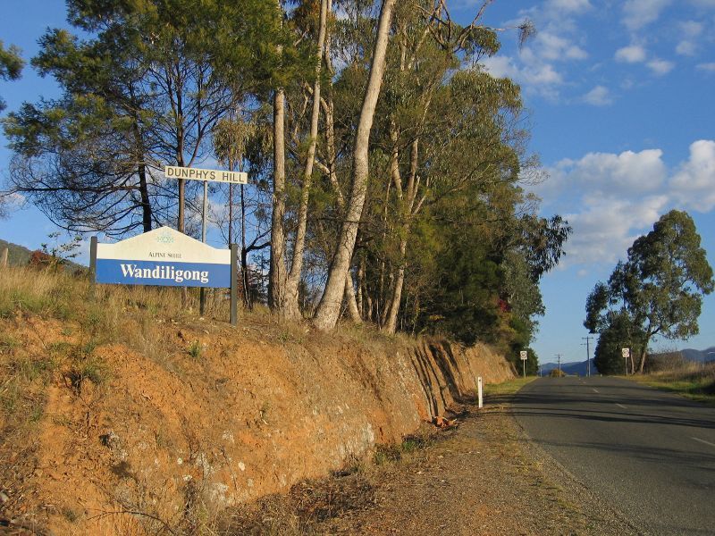 Wandiligong - Northern outskirts of Wandiligong - Town sign at Dunphys Hill, view south along Morses Creek Rd