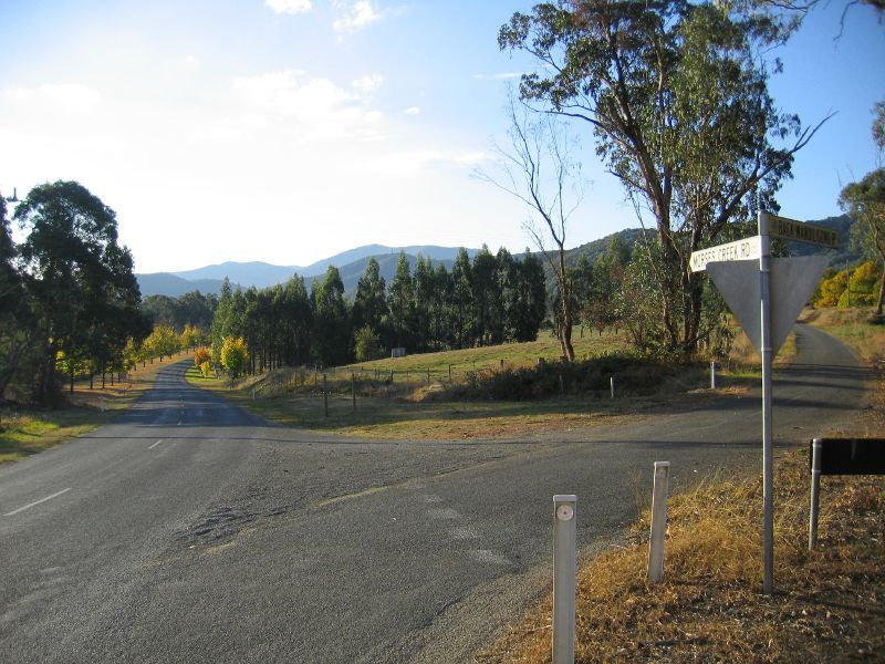 Wandiligong - Northern outskirts of Wandiligong: View north-west along Morses Creek Rd at Back Morses Creek Rd