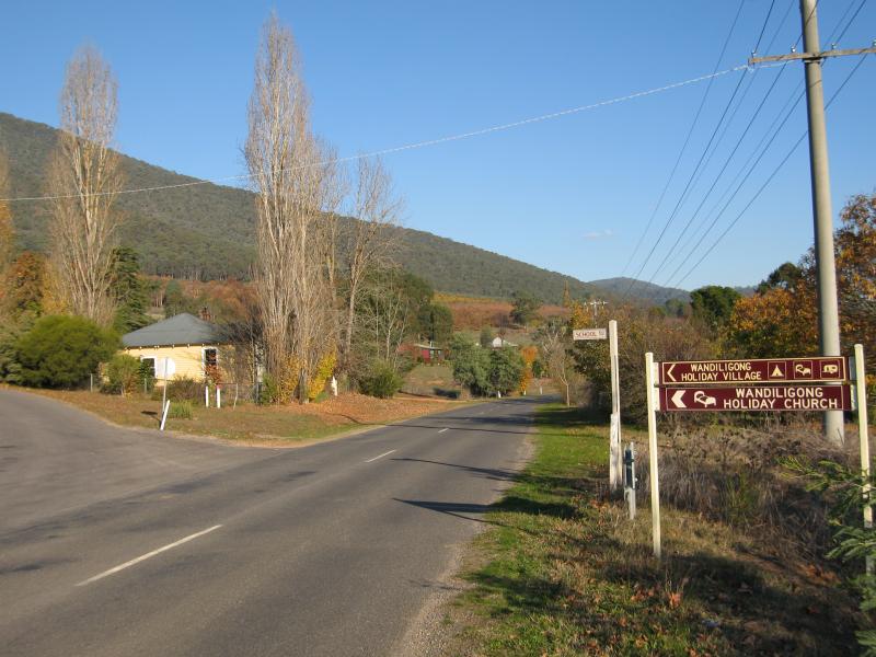 Wandiligong - Northern outskirts of Wandiligong: View south along Morses Creek Rd towards School Rd