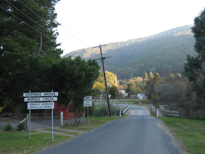 Wandiligong - Centenary Avenue: View west along Smithys La towards Stephens Bridge over Morses Creek