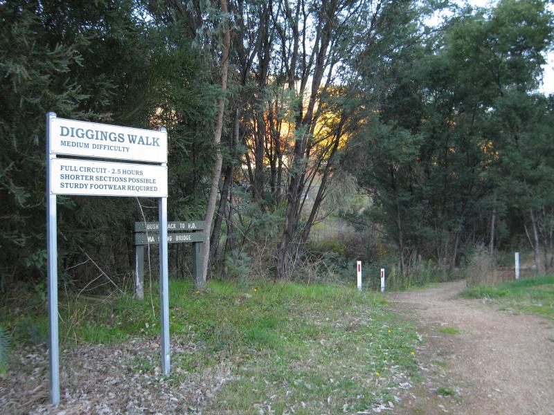 Wandiligong - The Diggings, off Centenary Avenue - The Diggings Walk, view along pathway, Centenary Av near White Star Rd